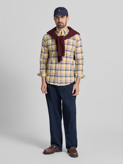 Męski model nosi Freizeithemd mit Label-Stitching od Polo Ralph Lauren, bawełna, krój regular fit, całkowity widok z przodu.
