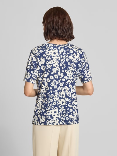 Frauenmodel trägt T-Shirt im Allover-Look mit Rundhalsausschnitt von Marc Cain, Baumwoll-Elasthan-Mix, Regular Fit, Rückansicht