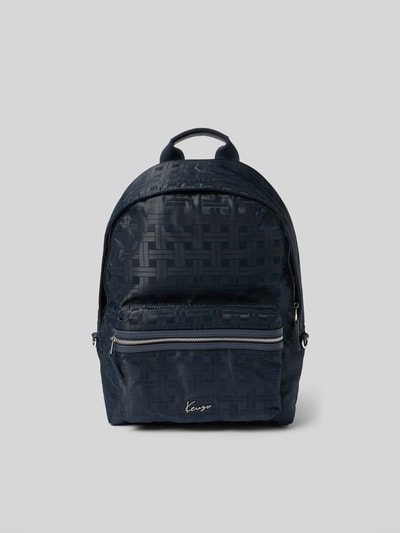 Produktfoto, Rucksack mit Logo-Applikation von Kenzo, dunkelblau mit gewebter Struktur, Reißverschlussfach vorn, Trageriemen, 34x44x12 cm.