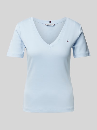 Tommy Hilfiger Slim Fit T-Shirt mit V-Ausschnitt Modell 'CODY' Hellblau 2