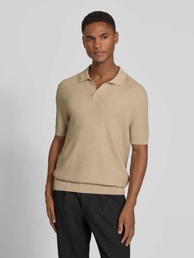 Męski model nosi Regular Fit Poloshirt aus reiner Baumwolle Modell 'NATALO' od BOSS w kolorze beżowym, faktura piqué, gładka powierzchnia, krótki rękaw, kołnierzyk polo, widok całej sylwetki z przodu.