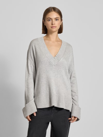 Gina Tricot Strickpullover mit V-Ausschnitt Hellgrau Melange 4