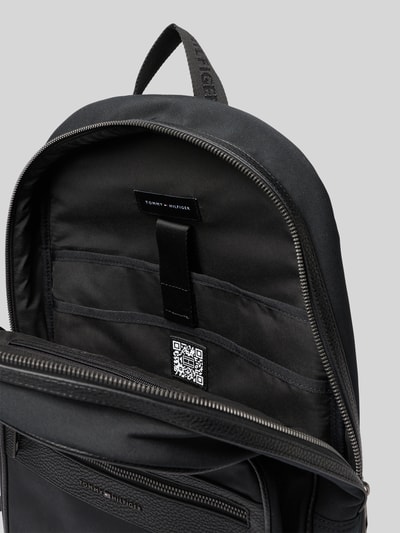 Produktfoto, Rucksack mit Label-Schriftzug Modell 'REPREVE' von Tommy Hilfiger in Schwarz mit Reißverschluss und Fächern, Detailaufnahme Innenansicht