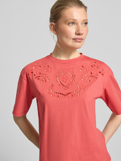 Frauenmodel trägt T-Shirt mit Lochstickerei und Rundhalsausschnitt von Jake*s Casual in Koralle, Reine Baumwolle, Regular-Fit, Nahaufnahme Oberkörper.
