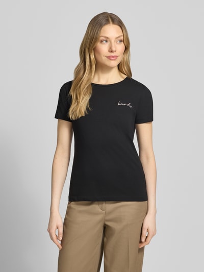 Frauenmodel trägt Damen T-Shirt Regular Fit Modell 'C-Elove_4' von BOSS Orange, Optik: Unifarben, reine Baumwolle, Label-Schriftzug, Ganzkörperansicht von vorne.