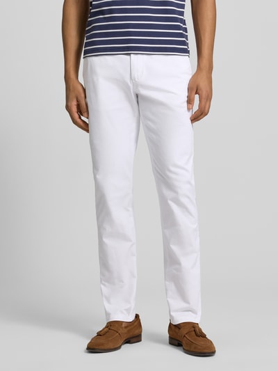 Männermodel trägt Slim Fit Chino aus Baumwoll-Mix von Tommy Hilfiger, Optik: Unifarben, Passform: Slim-Fit, Ganzkörperansicht von vorne.