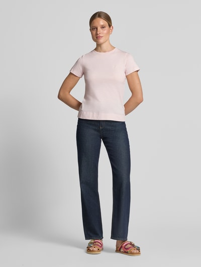 Vrouwenmodel draagt t-shirt met ronde hals Model 'Tia' van JOOP!, puur katoen, slim fit, ruglengte bij maat 36: 50 cm, full body frontaal.
