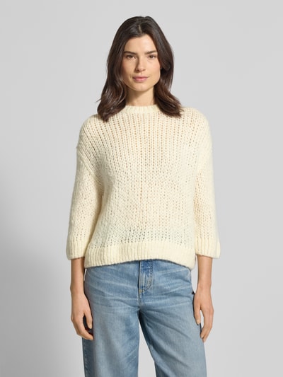 Frauenmodel trägt Regular Fit Pullover mit Woll-Alpaka-Anteil Modell 'Tariah' von Someday in Strick-Optik, cremefarben, Rundhalsausschnitt, elastische Abschlüsse, ganzkörperansicht von vorne.