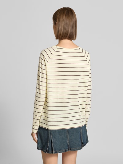 Frauenmodel trägt Regular Fit Langarmshirt aus reiner Baumwolle von Marc O'Polo DENIM in Creme mit dünnen braunen Streifen, Ganzkörperansicht Rückansicht.