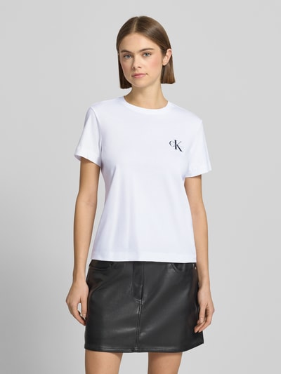 Vrouwenmodel draagt T-shirt Set met Logo en Rundhalsausschnitt van Calvin Klein Jeans, puur katoen, regular fit, wit, logoprint, Ganzkörperansicht van voren.