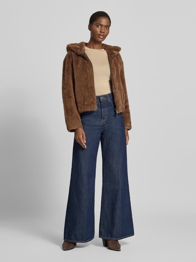 Vrouwenmodel draagt Jacke aus Kunstfell mit Zweiwege-Reißverschluss van Blonde No. 8, bruin kunstbont, regular fit, capuchon, vooraanzicht volledige lichaamsopname.