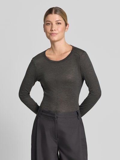Frauenmodel trägt Longsleeve in semi-transparenter Optik von MYON, tailliert, Rundhalsausschnitt, Ziernaht, Ganzkörperansicht von vorne.