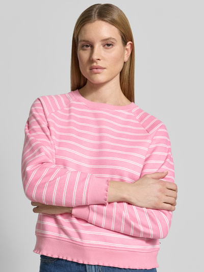 Frauenmodel trägt Regular Fit Sweatshirt aus Baumwoll-Mix von Tom Tailor Denim in Rosa mit weißen Streifen, Optik:Allover-Muster, Nahaufnahme Oberkörper.