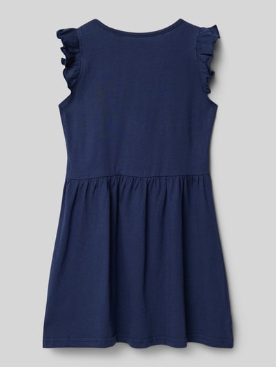 Mädchen trägt Kleid mit Rüschen und Motiv von Blue Seven in Blau, A-Linie, Reine Baumwolle, Rückenlänge bei Größe 116: 59 cm, Ganzkörperansicht Rückansicht.