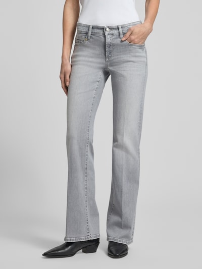 Kobieta modelka nosi Flared Fit Jeans aus Baumwoll-Mix von Cambio, mieszanka bawełny i elastanu, rozkloszowany krój, 5 kieszeni, szerokość w rozmiarze 36: 38 cm, długość wewnętrzna nogawki w rozmiarze 36: 83 cm, jasnoszary odcień, widoczne przeszycia, zapięcie na guzik i zamek błyskawiczny, widoczne faktury denimu, Ganzkörperansicht z przodu.