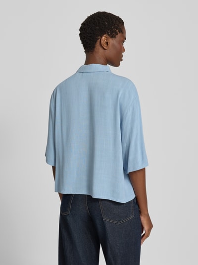 Vrouwenmodel draagt Bluse mit Kentkragen und Knopfleiste van Jake*s Casual in lichtblauw, loose fit, 3/4-mouw, ruglengte 55 cm, mouwlengte 31 cm, ganzicht rugaanzicht.