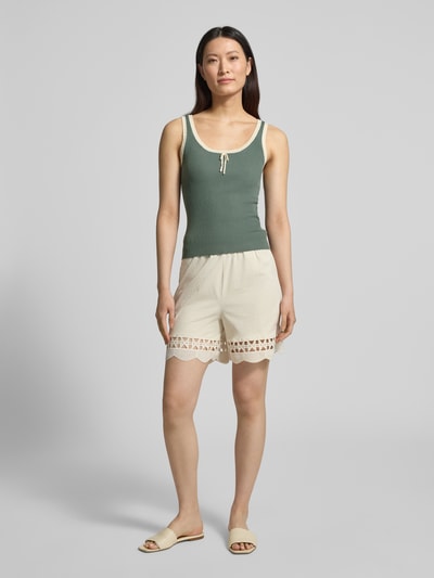 Frauenmodel trägt Slim Fit Tank Top aus Viskose-Mix Modell 'BARDOT' von Vero Moda in Optik: Unifarben, Rippstrick, Ganzkörperansicht von vorne.