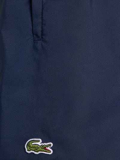 Produktfoto, Badeshorts mit Logo-Stitching von Lacoste in Unifarbe Dunkelblau mit seitlicher Eingrifftasche und strukturierter Textur