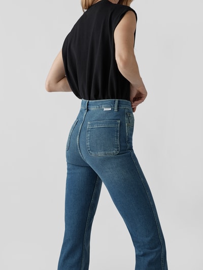 Boyish Flared Jeans mit Brand-Detail  Jeansblau 6