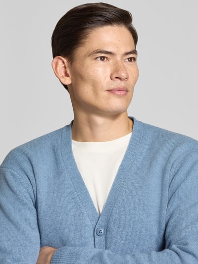 Männermodel trägt Cardigan aus Wolmix in lichtblauw met v-hals, knoopsluiting, regular fit, Model 'KARL' van Casual Friday, Nahaufnahme Oberkörper