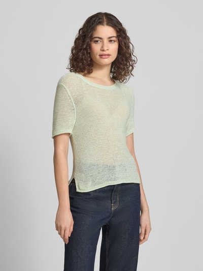 Frauenmodel trägt Regular Fit Strickpullover mit kurzen Ärmeln Modell 'SUNNY' von Only, Optik: Unifarben, Seitenschlitzen, Ganzkörperansicht von vorne.