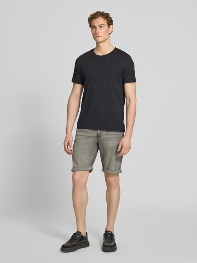 Männermodel trägt Bermudas im 5-Pocket-Design mit aufgeschlagenem Saum von Christian Berg Men in Grau, Straight Fit, Ganzkörperansicht von vorne.