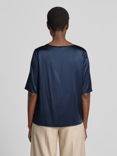 Männermodel trägt Regular Fit Blusenshirt aus Seide-Mix Modell 'LASTI' von MM by Max Mara in Dunkelblau, satynowa tekstura, krój regular fit, krótki rękaw, okrągły dekolt, długość tyłu w rozmiarze 36: 53 cm, długość rękawa w rozmiarze 36: 31 cm, Ganzkörperansicht Rückansicht.