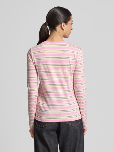 Männermodel trägt Regular Fit Langarmshirt aus reiner Baumwolle Modell 'MEDUSA' von MAX&Co., gestreift, mehrfarbig, Ganzkörperansicht Rückansicht
