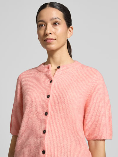 Frauenmodel trägt Strickjacke mit Woll-Anteil Modell 'Jinie Hope' von MSCH Copenhagen, Material-Mix, Rundhalsausschnitt, Knopfleiste, 1/2-Arm, Nahaufnahme Oberkörper.