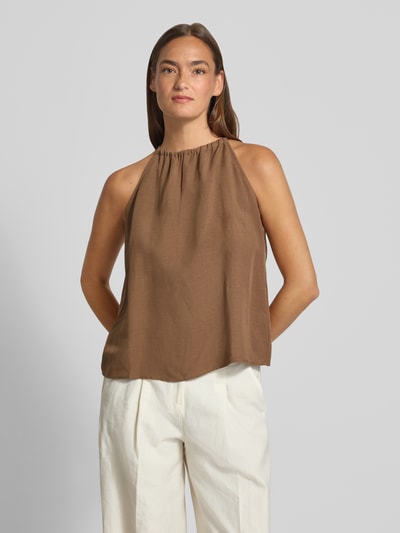Frauenmodel trägt Neckholder-Blusentop aus Viskose-Leinen-Mix Modell 'Zurli' von Someday in Braun, ärmellos, Ganzkörperansicht von vorne. Regular Fit, mit Schnürung, Rückenlänge bei Größe 36: 52 cm.