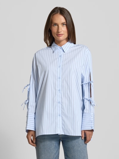 Neo Noir Hemdbluse mit Knopfleiste Modell 'Selini' Hellblau 4