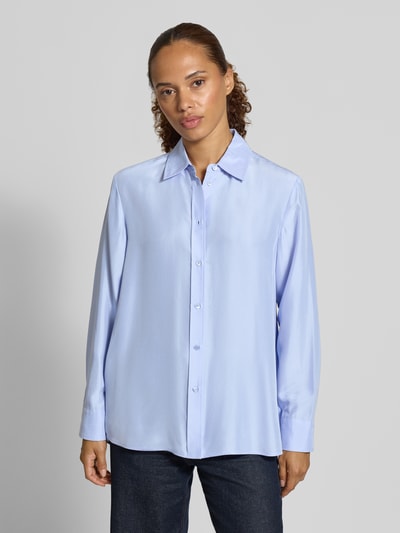 Frauenmodel trägt hellblaue Regular Fit Langarmbluse aus reiner Seide Modell 'PALANCA' von Weekend Max Mara, glatte Struktur, Ganzkörperansicht von vorne.