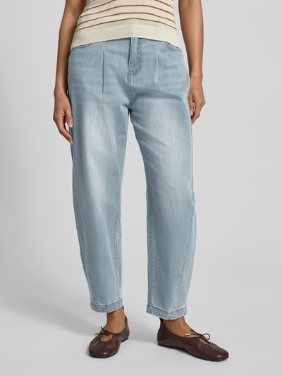 Frauenmodel trägt Barrel Fit Jeans im Used-Look Modell 'Ballon' von Buena Vista, Baumwoll-Mix mit Viskose, Eingrifftaschen, Nahaufnahme Oberkörper bis Knöchel.