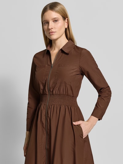 Frauenmodel trägt Hemdblusenkleid mit Reißverschluss Modell 'NETTI' von Soyaconcept im Material-Mix, A-Linie, Midikleid, Nahaufnahme Oberkörper.