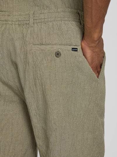 Männermodel trägt Shorts mit Strukturmuster Modell 'BILL' von Jack & Jones Premium, Baumwollmix, Beige, Nahaufnahme Gesäßbereich.