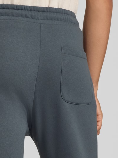Männermodel trägt Straight Fit Sweatpants Modell 'BRADLEY' von JACK & JONES, Baumwoll-Mix, elastischer Bund, Nahaufnahme Rückansicht.