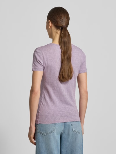 Frauenmodel trägt Regular Fit T-Shirt aus reiner Baumwolle von Marc O'Polo in Melange-Optik, kurzarm, Jersey, Ganzkörperansicht Rückansicht.