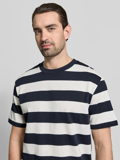 Männermodel trägt Oversized T-Shirt mit Rundhalsausschnitt von Lindbergh, reine Baumwolle, Streifenmuster, Nahaufnahme Oberkörper