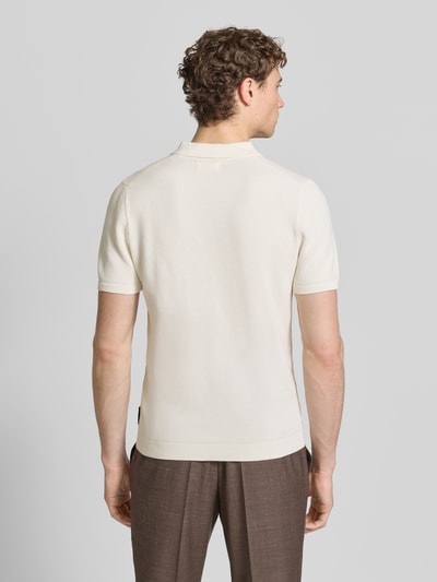 Männermodel trägt Regular Fit Poloshirt aus reiner Baumwolle von s.Oliver RED LABEL, Optik: Unifarben, Strickoptik, Ganzkörperansicht Rückansicht.