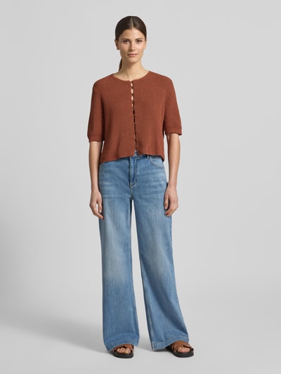 Kobiece modelka nosi Wide Leg Jeans im Used-Look von Lanius, mieszanka bawełny z dodatkiem streczu, wpuszczane kieszenie, efekt znoszenia, szerokość w rozmiarze 36: 39 cm, długość wewnętrzna nogawki w rozmiarze 36: 80 cm, widok całej sylwetki z przodu