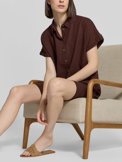 Frauenmodel trägt Relaxed Fit Bluse aus Leinen-Viskose-Mix Modell 'Lava' von FREE/QUENT, braun, Hemdblusenkragen, Knopfleiste, Nahaufnahme Oberkörper, Produktbeschreibung: Rückenlänge S 55 cm, Ärmellänge S 12 cm.