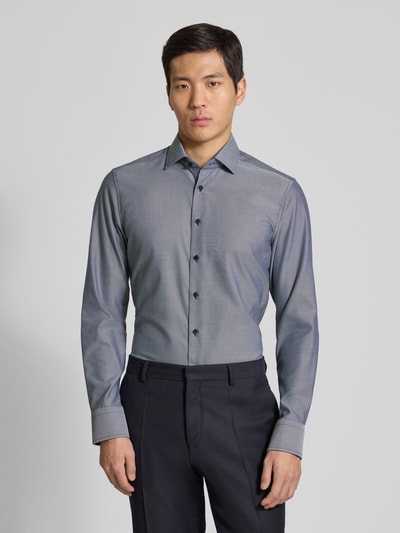Männermodel trägt slim fit business-hemd mit kentkraag van ETERNA, puur katoen, knoopsluiting, met lange mouwen, sportmanchet, grijsblauw, nahaufnahme oberkörper