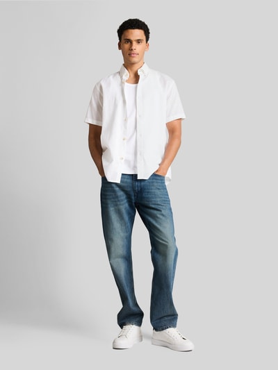 Männermodel trägt Relaxed Fit Freizeithemd aus Leinen-Baumwoll-Mix von Tom Tailor Denim, Optik: Unifarben, Ganzkörperansicht von vorne.