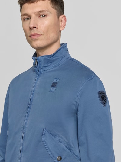 Männermodel trägt Jacke mit Zweiwege-Reißverschluss Modell 'Badger' von Blauer Usa in Blau, Baumwoll-Elasthan-Mix, Regular-Fit, Nahaufnahme Oberkörper. Kontext: Herren Jacke mit Stehkragen und Pattentaschen, Rückenlänge 64 cm, Schulterbreite 40 cm, Brustweite 50 cm, Ärmellänge 63 cm.