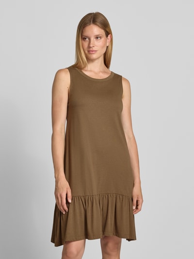 Frauenmodel trägt Relaxed Fit Freizeitkleid aus Baumwoll-Modal-Mix von s.Oliver RED LABEL in Braun mit Rüschen, Ganzkörperansicht von vorne.