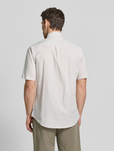 Männermodel trägt Modern Fit Freizeithemd mit Brusttasche und Logo-Stitching von Fynch-Hatton, Reine Baumwolle, Rückenlänge 73 cm, Ganzkörperansicht Rückansicht.