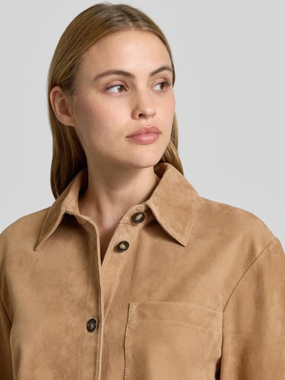 Frauenmodel trägt Kurzarmhemd aus Ziegenvelours von Marc O'Polo in Velourlederoptik, beige, Knopfleiste, Nahaufnahme Oberkörper.
