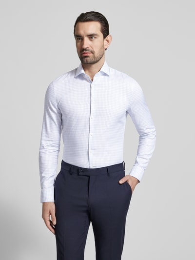 Męski model nosi Super Slim Fit Business-Hemd mit Kentkragen od OLYMP z bawełny, listwą guzikową; krój super slim fit, kołnierzyk typu kent, długość tyłu w rozmiarze 40: 80 cm, szerokość ramion: 44 cm, długość rękawów: 67 cm; koszula biznesowa, widok całej sylwetki z przodu
