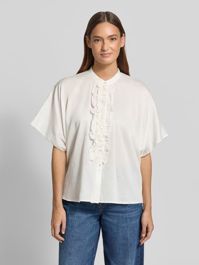 Frauenmodel trägt Relaxed Fit Bluse mit Rüschen Modell 'DAISY' von 0039 Italy, reine Baumwolle, weiß, lockerer Schnitt, Nahaufnahme Oberkörper