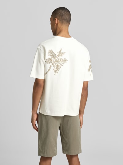 Männermodel trägt T-Shirt mit Motiv-Stitching von JAKE*S STUDIO MEN, cremefarben, Baumwoll-Mix mit Stretch, Regular Fit, Ganzkörperansicht Rückansicht.